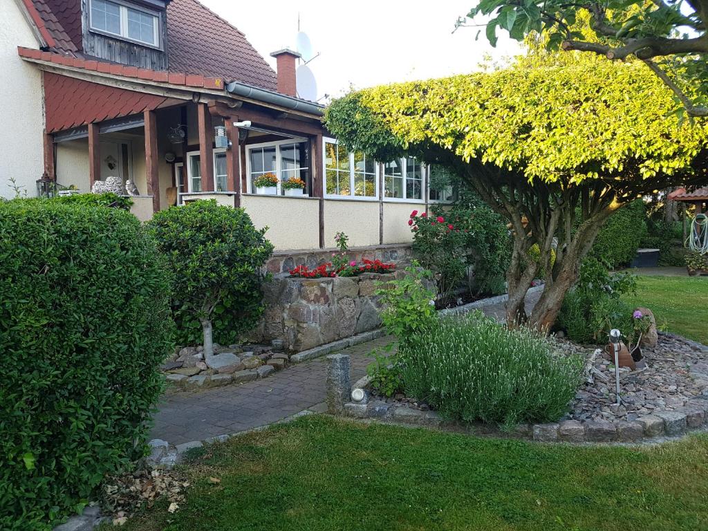 Ein Garten an der Unterkunft Ferienhaus Hasenhügel mit Seeblick