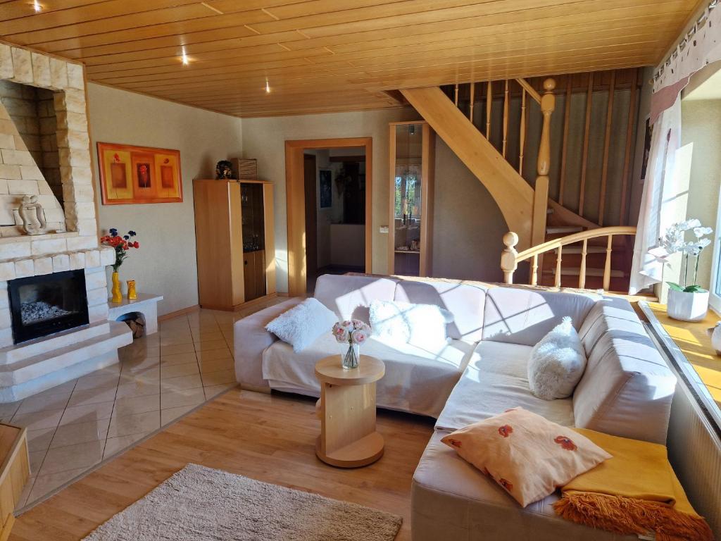 Ein Sitzbereich in der Unterkunft Ferienhaus Hasenhügel mit Seeblick
