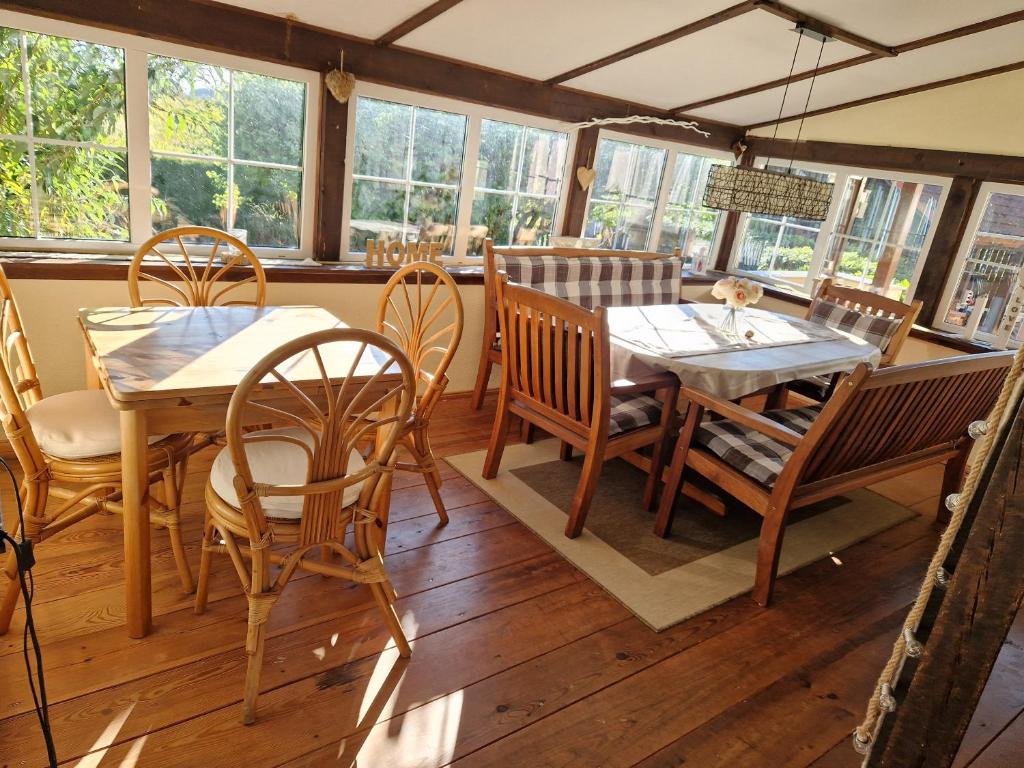 Ein Restaurant oder anderes Speiselokal in der Unterkunft Ferienhaus Hasenhügel mit Seeblick 