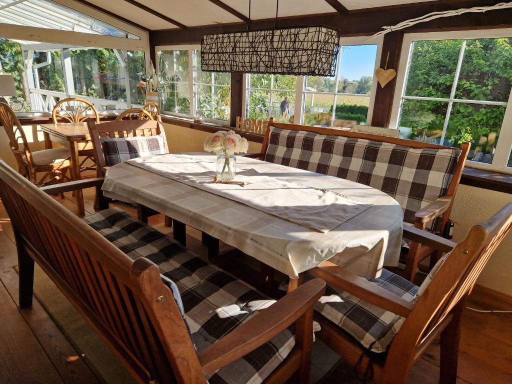 ein Esszimmer mit Tisch und Stühlen in der Unterkunft Ferienhaus Hasenhügel mit Seeblick in Schwedt