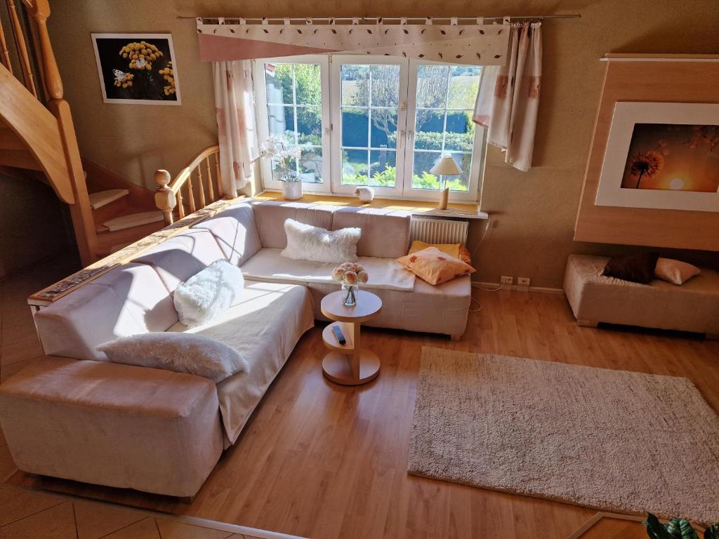Ein Sitzbereich in der Unterkunft Ferienhaus Hasenhügel mit Seeblick