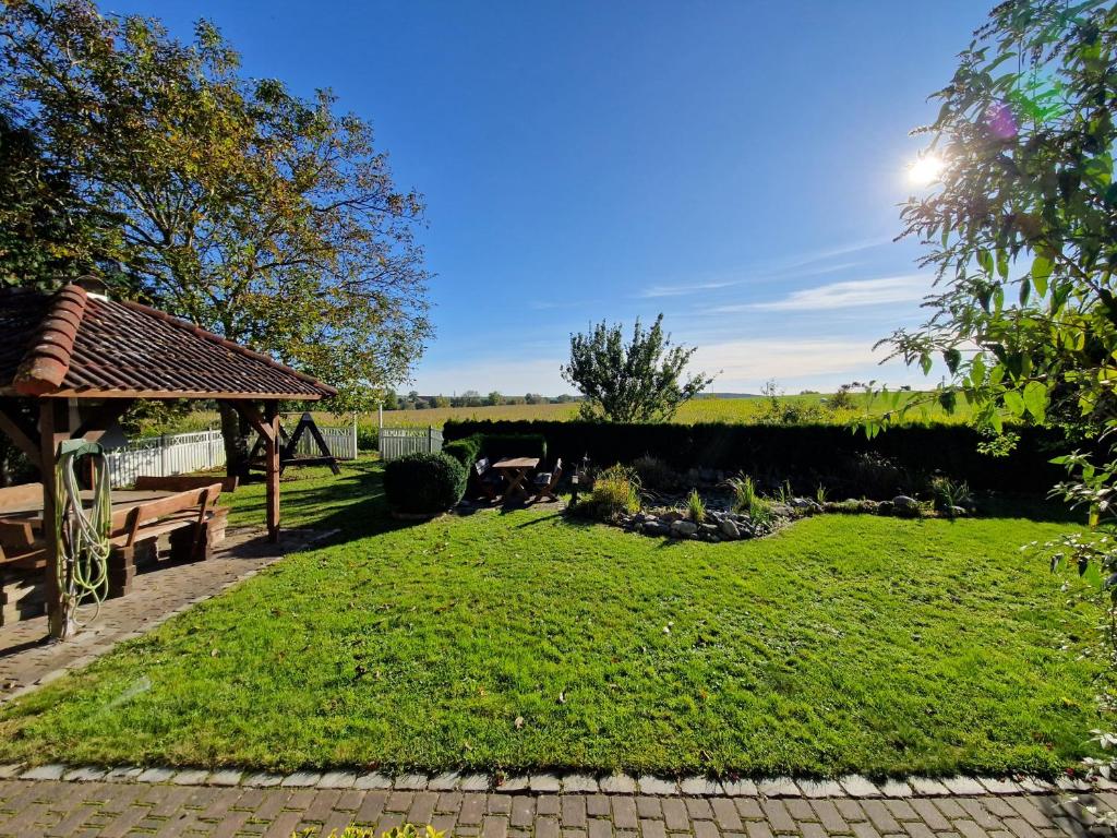 Ein Garten an der Unterkunft Ferienhaus Hasenhügel mit Seeblick